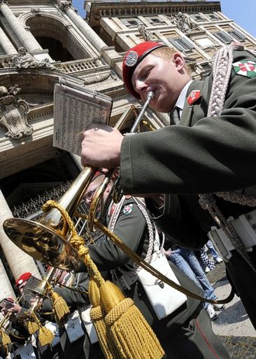 Vorschau Bild von Die österreichische Gardemusik spielt vor der Basilika Santa Maria Maggiore