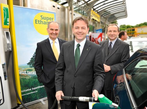 Eröffnung der AWI-Tankstelle in der Löwelstrasse 12, 1010 Wien, durch Johann MARIHART (AGRANA), Bundesminister Niki BERLAKOVICH und Arthur KRATOCHWIL (AWI). (v.li.n.re.)