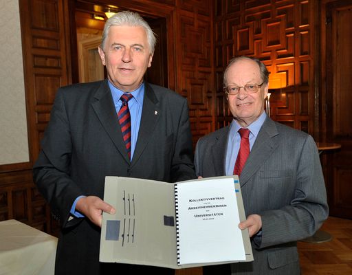 v.l.n.r.: Univ.-Prof. Dr. Rudolf G. Ardelt (Vorsitzender Dachverband der Universitäten), Dr Wilhelm Gloss (Vorsitzender-Stellvertreter Österreichischer Gewerkschaftsbund Gewerkschaft Öffentlicher Dienst)
Weitere Bilder unter:
http://pressefotos.at/m.php?g=1&u=1&dir=200905&e=20090505_w&a=event