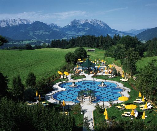 Vorschau Bild von Das Hotel Peternhof in Kössen / Tirol gilt als hervorragender Ausgangspunkt für Golfvergnügen in außergewöhnlichem Ambiente. 750 Höhenmeter über dem Meeresspiegel, erstreckt sich die landschaftlich einzigartige Golfanlage in einer traumhaften Naturidylle mit Blick auf Kaisergebirge sowie Chiemgauer- und Tiroler Alpen.