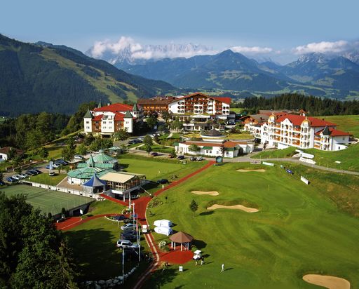  Direkt am ersten Abschlag und in nächster Nähe des 18.ten Lochs der Golfanlage GC Reit im Winkl - Kössen gelegen, überschreiten die Gäste des Hotel Peternhof die Grenze zwischen Tirol und Bayern spielend. Das aktuelle Golf & Beauty Angebot enthält fünf Übernachtungen im Hotel Peternhof, Halbpension und abendliches 4-Gang-Menü sowie Greenfee für drei Runden Golf.