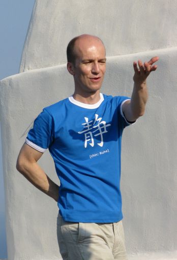 Vorschau Bild von Andreas Rainer verbessert die "inneren Architektur" der Menschen, beim Qigong-Unterricht auf der griechischen Insel Santorin.