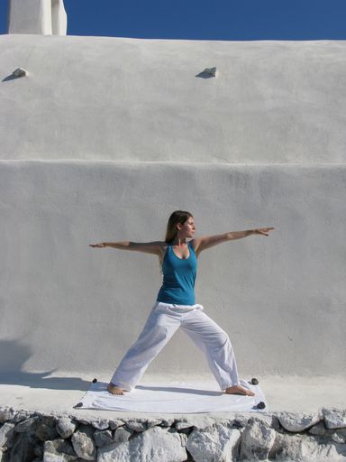 Vorschau Bild von Katharina Trawöger bringt Energie in Bewegung, mit Yoga und der Krigerinnen-Stellung Virabhadrasana (Sanskrit).