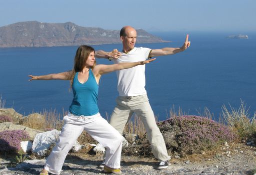  Katharina Trawöger und Andreas Rainer bringen Energie in Bewegung, auch diesen Sommer wieder am Kraterrand (Caldera) der griechischen Kykladeninsel Santorin