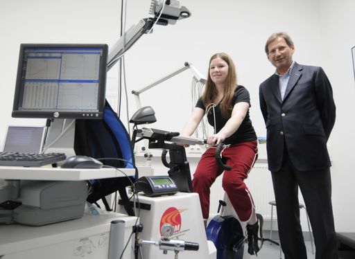 BM Hahn und Schülerin am Ergometer