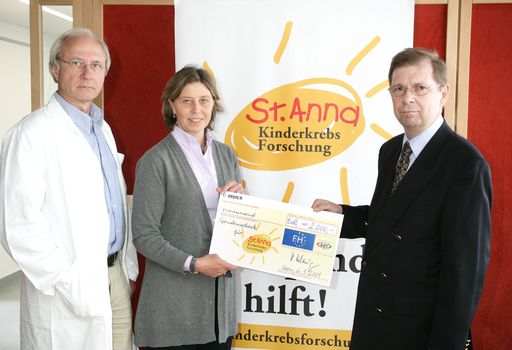 Scheckübergabe der FH des bfi Wien an das St. Anna Kinderspital. Im Bild v.l.n.r.: Dr. Helmut Holzinger (GF der FH des bfi Wien), Mag.a Andrea Prantl und Univ. Doz. Dr. Peter Ambros (beide St. Anna Kinderkrebsforschung)