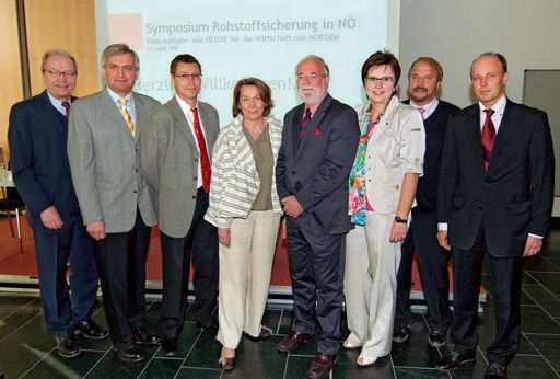 Vorschau Bild von Im Bild v.l.n.r.: Dr. Herwig Christalon (Direktor-Stv. der WK NÖ), LAbg. Mag. Alfred Riedl (Österr. Gemeindebund), Dr. Jacques Schleifer (École des Mines de Paris (FRA)), BR KommR Sonja Zwazl (Präsidentin der WK NÖ), Prof. Dr. Leopold Weber (Wirtschaftsministerium), LAbg. Michaela Hinterholzer (Landesinnungsmeisterin Bauhilfsgewerbe), KR Raimund Hengl (Obmann Fachgruppe Stein- und keramische Industrie), Dr. Günter Tiess (Montanuniversität Leoben)