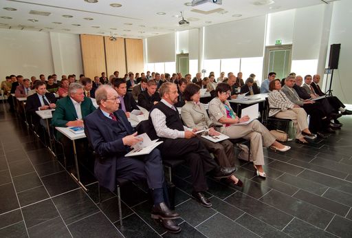  Die zahlreichen TeilnehmerInnen im Saal des Wirtschaftskammergebäudes NÖ in St. Pölten