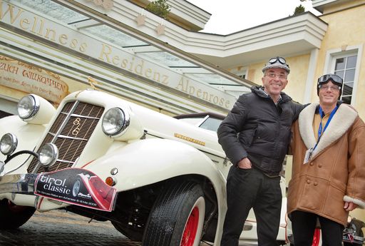 Vorschau Bild von Klassische Schönheiten - wie diesen Auburn aus dem Jahr 1939 - und ihre Besitzer lud Wolfgang Kostenzer von der Wellnessresidenz Alpenrose (rechts im Bild mit Manfred Wesenjak) zur Genuss-Rallye an den Achensee.