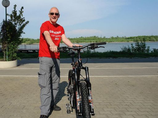 GARY HOWARD radelt für den guten Zweck von Passau nach Hainburg.