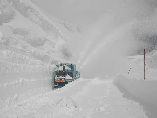 Seit vielen Jahren gab es keine so hohen Schneewände mehr am Straßenrand bei der Räumung der Großglockner Hochalpenstraße. Im Bereich Fuscher Törl bis zum Hochtor sind die Schneewände 8 - 10 m hoch.