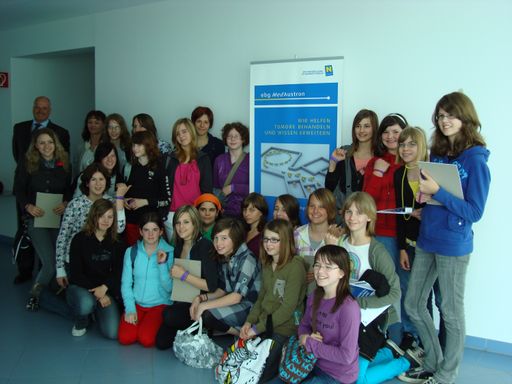  Im Bild: Schülerinnen und Lehrerinnen der Hauptschule Scheiblingkirchen - Dr. Martin Schima, Geschäftsführer der EBG MedAustron GmbH und Dr. Ulrike Mock, Fachärztin für Strahlentherapie-Radioonkologie bei MedAustron
