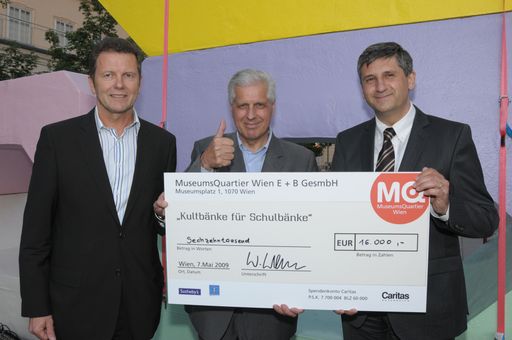 "Sommer im MQ 2009" Versteigerung MQ Hofmöbel zu Gunsten der Caritas - Personen v.l.n.r.: Dr. Wolfgang Waldner, Direktor MuseumsQuartier Wien; Franz Küberl, Caritas-Präsident; Bundesminister Dr. Michael Spindelegger