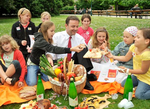 Landwirtschaftsminister Niki Berlakovich (Lebensministerium) beim Picknick mit Kindern anlässlich des GenussFestivals. Weitere Bilder unter:
http://pressefotos.at/m.php?g=1&u=1&dir=200905&e=20090509_a&a=event