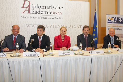  Im Bild v.l.n.r. Werner Fasslabend (Präsident der Politischen Akademie), Michael Spiondelegger (Bundesminister für europäische und internationale Angelegenheiten), Benita Ferrero-Waldner (EU-Kommissarin für Außenbeziehungen und Europäische Nachbarschaftspolitik), Johannes Hahn (Bundesminister für Wissenschaft und Forschung) und Dr. Hans Winkler (Direktor der Diplomatischen Akademie) Weitere Bilder unter:
http://pressefotos.at/m.php?g=1&u=43&dir=200905&e=20090509_e&a=event