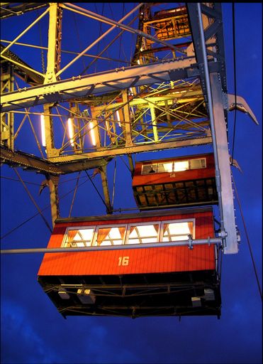 Zur Hochzeit bleibende Eindrücke schenken: MYDAYS vermittelt eine vielfältige Palette keineswegs alltäglicher Erlebnisse - etwa Kuscheln in der Privatgondel am Wiener Riesenrad, paarweise Action in der Natur oder eine persönliche Foto-Lovestory, abgelichtet vom Profi.