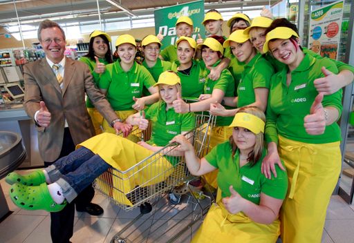  ADEG Kaufmann Michael Aichner aus Lienz mit den 13 Lehrlingen, die eine Woche lang seinen Markt eigenstaendig führen
http://pressefotos.at/m.php?g=1&u=71&dir=200905&e=20090512_a&a=event
