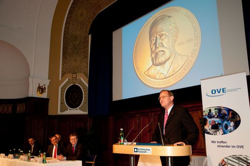 O. Univ.-Prof. Dr. Dr. h.c. Michael Muhr (r.) zählt seit 7. Mai 2009 zum Kreis der Goldenen Stefan-Ehrenmedaillen-Träger des OVE