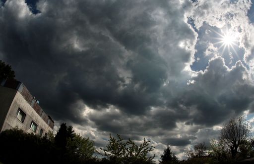 Vorschau Bild von Pressefotopreis Objektiv 09. Siegerbild der Kategorie Chronik: Himmel und Hölle von Helmut Fohringer - Das Horror-Haus von Amstetten in einer besonderen Lichtstimmung. 24 Jahre lang wurde dort im Keller die nun 42-jährige Elisabeth F. von ihrem Vater Josef F. gefangengehalten und sexuell missbraucht. - HONORARFREIER ABDRUCK NUR IM ZUSAMMENHANG MIT DER BERICHTERSTATTUNG UEBER DEN "OBJEKTIV 2009"!!