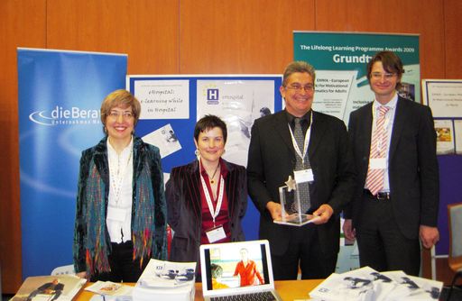 Carmen Fernández Morante und Beatriz Cebreiro López (University of Santiago de Compostela, Projektpartner eHospital), Holger Bienzle (die Berater(R), EU Bereichsleitung und Projektkoordination eHospital), Ernst Gesslbauer (Leiter der Nationalagentur für Lebenslanges Lernen) bei der Jahreskonferenz zum Programm für Lebenslanges Lernen am 07. Mai 2009 in Prag