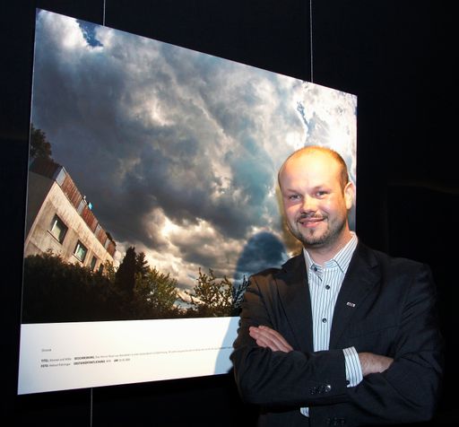 Vorschau Bild von Der "Objektiv 09" für die besten österreichischen Pressefotos wurde von der APA und Canon am 12. 5. 2009 vergeben. Helmut Fohringer wurde für sein Bild des "Horror-Hauses" in Amstetten mit dem ersten Platz in der Kategorie Chronik ausgezeichnet.