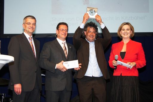 Vorschau Bild von Der "Objektiv 09" für die besten österreichischen Pressefotos wurde von APA und Canon am 12. 5. 2009 vergeben. Robert Jäger wurde für sein Bild beim Albrecht-Sturz in Kitzbühel mit dem Hauptpreis ausgezeichnet. Im Bild (v.l.n.r.): Canon Österreich-Geschäftsführer Peter Baldauf, APA-Chefredakteur Michael Lang, der Preisträger des Objektiv 09 Robert Jäger und Moderatorin Andrea Radakovits.