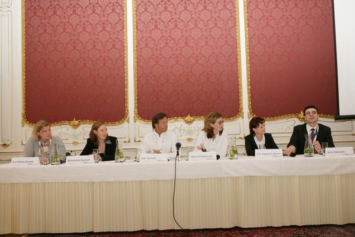  Das Podium der Veranstaltung im Palais Festetics: v. l. n. r. Mag. Eva-Maria Braneti (Braneti Communications), Mag. Alexandra Deutsch (Out There Media), KR Karl Javurek (Obmann der Fachgruppe Werbung Wien), Selma Prodanovic (Brainswork GmbH), Eva Hegedüs-Brown (Schönherr Rechtsanwälte Bukarest), Boris Metodiev (FOWI an der WU Wien)