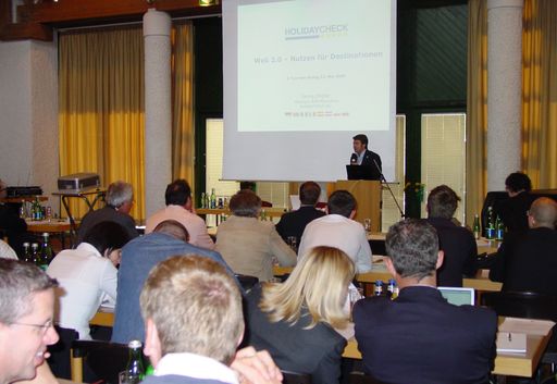 Am 12. Mai trafen sich über 100 Tourismusexperten zum Erfahrungsaustausch im Kleinwalsertal. Im "World Café" wurden Meinungen ausgetauscht.