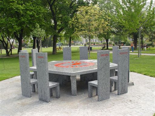 Am 19. Mai dinieren zehn Botschafter bei "Kulturen bitten zu Tisch" für weltweiten Dialog am steinernen PaN-Tisch im Wiener Sigmund Freud Park.