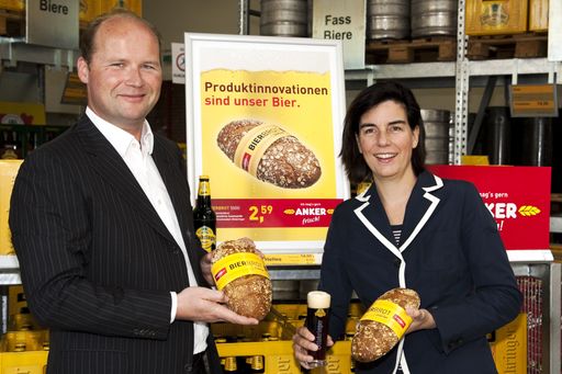 Vorschau Bild von Christiane Wenckheim und Peter Ostendorf mit dem neuen Bierbrot.