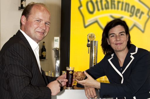 Christiane Wenckheim und Peter Ostendorf stoßen auf das gemeinsame Bierbrot an.