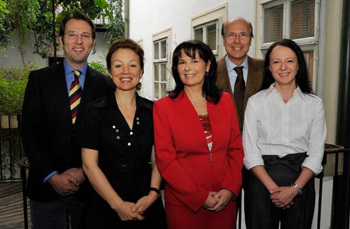  v.l.n.r.: Priv.Doz. Dr. Anton Ponholzer, Dr. Elia Bragagna (Initiatorin und Geschäftsführerin der Akademie für sexuelle Gesundheit AfSG), Dr. Doris Linsberger, Prim. Univ.-Prof. Dr. Heinz Ludwig, Sabine Fisch
http://pressefotos.at/m.php?g=1&u=1&dir=200905&e=20090514_s&a=event