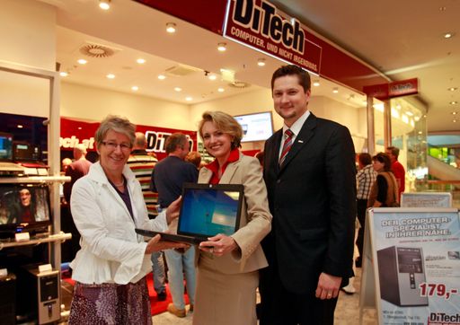 Damian und Aleksandra Izdebski Gründer und Geschaeftsführer übergeben im Rahmen der Eröffnung des DiTech Shop einen PC an Stadträtin Hilde Schaumberger für die neue Villacher Mittelschule HS 1.