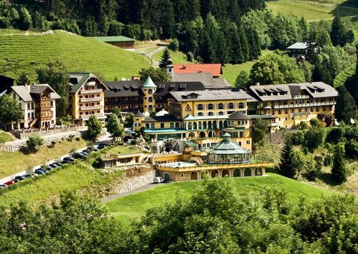 Vorschau Bild von Ob internationale Stars wie Kid Rock oder die heimische Ski-Elite rund um Rainer Schönfelder, sie alle haben eines gemeinsam: Im Hotel Pichlmayrgut in Schladming im Ennstal finden sie die idealen Voraussetzungen für Urlaub und/oder Training. Im Bild: Pichlmayrgut, Außenansicht