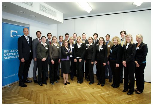 Dr. Max Becker, Office Head von DLA Piper Weiss-Tessbach in Wien, (ganz links) mit den Teilnehmern des Career Day 2009 in der Kanzlei von DLA Piper Weiss-Tessbach