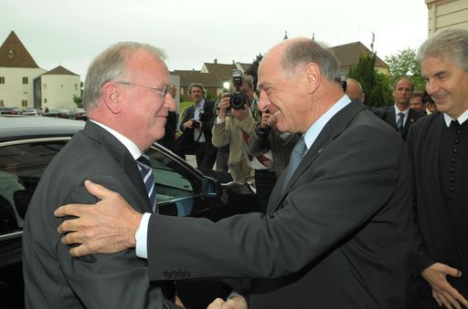 Vorschau Bild von Landeshauptmann Dr. Erwin Pröll begrüßt den Präsidenten des Ausschusses der Regionen, Dr. Luc van den Brande, beim 14. Europa-Forum Wachau.