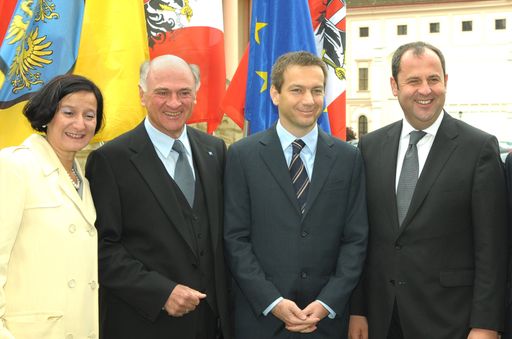 Vorschau Bild von (v.l.n.r) Europa-Forum Wachau Präsidentin Mag. Johanna Mikl-Leitner, Landeshauptmann Dr. Erwin Pröll, der Ungarische Ministerpräsident Mag. Gordon Bajnaj und Vizekanzler DI Josef Pröll beim 14. Europa-Forum Wachau auf Stift Göttweig.