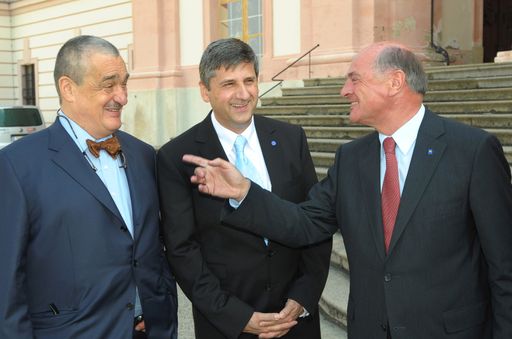 BILD zu OTS0042 - v.l.n.r.: Der ehemalige Außenminister der Tschechischen Republik Karl Schwarzenberg, Außenminister Dr. Michael Spindelegger und Landeshauptmann Dr. Erwin Pröll am zweiten Tag des 14. Europa-Forums Wachau.