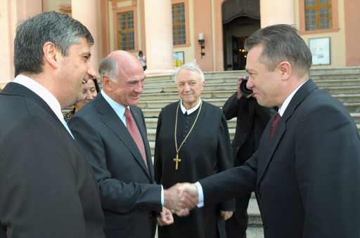 Vorschau Bild von BILD zu OTS0042 - Landeshauptmann Dr. Erwin Pröll begrüßt den Außenminister der Republik Rumänien Cristian Diaconescu beim 14. Europa-Forum Wachau.