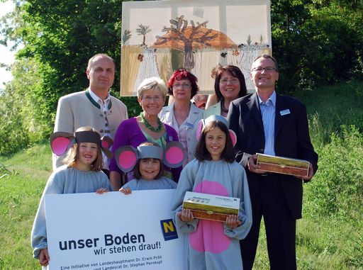 Vorschau Bild von NÖ Erdfarben-Kreativzentrum eröffnet: Bgm. Peter Steinbach, LAbg.Marianne Lembacher, Mag. Irena Chovancikova, Irena Rácek, Dr. Erwin Szlezak und die "Mäuse" der VS Ravelsbach Kathrin Mayer, Melina Pregler, Cornelia Flicker (von links)