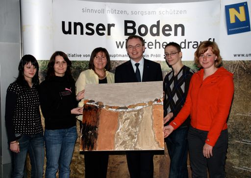  Malen mit den Farben der Erde: Erdfarbenkünstlerin Irena Racek(3.v.links) und NÖ Umweltlandesrat Dr. Stephan Pernkopf (4.v.links) mitSchülerInnen der 2. Klasse der St. Pöltner Bundesfachschule für Sozialberufe aus dem Schulzentrum Eybnerstraße.
