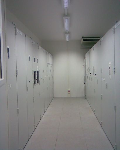 Zu den größten logistischen Herausforderungen des Projekts „Reyersdorf“ zählten u. a. die komplette Demontage der Elektro- und Leittechnik, die gesamte Anlagenverkabelung, die Blitzschutzerdung sowie der Einbau der Schaltanlagen.