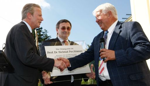 Wirtschaftsminister Mitterlehner dankt dem ehemaligen Tiergartendirektor Pechlaner für seine erfolgreiche Arbeit - An der neuen ORANG.erie wird eine Ehrentafel angebracht