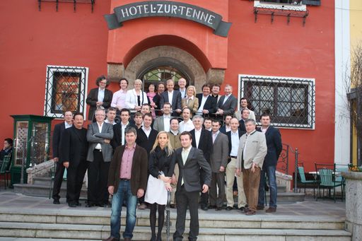 Im legendären Hotel Zur Tenne in Kitzbühel fand unlängst das bekannte Döllerers Winzerfestival statt, bei dem die österreichische und internationale Winzerelite rund 180 Weine aus Österreich, Italien, Spanien und Frankreich vorgestellt hatte.