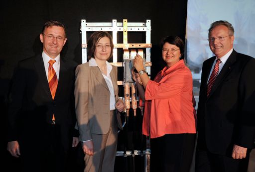 Im Bild v.l.n.r.: Peter Weinelt (Geschäftsführer Wien Energie Wienstrom), Susanne Zapreva (Geschäftsführerin Wien Energie Wienstrom), Renate Brauner (Vizebürgermeisterin Wien), Helmut Miksits (Vorstand Wiener Stadtwerke). Weitere Bilder unter:
http://pressefotos.at/m.php?g=1&u=1&dir=200905&e=20090522_k&a=event