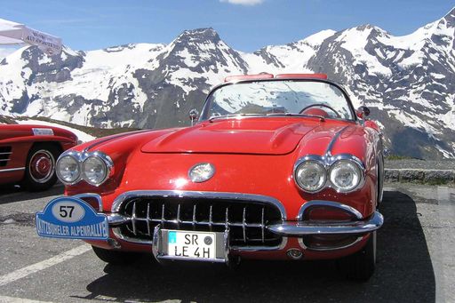 Vorschau Bild von 22. Kitzbüheler Alpenrallye: Reizvolle Kontraste: schneebedeckte Berggipfel und chromblitzende Classic Cars.