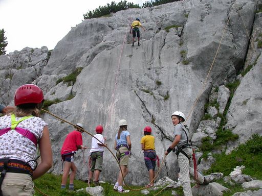  Die Bergsteigerschule Stubai Tirol veranstaltet auch diesen Sommer für Kinder und Jungendliche zwischen 6 und 18 Jahren einen Kletter-Abenteuerurlaub der besonderen Art.