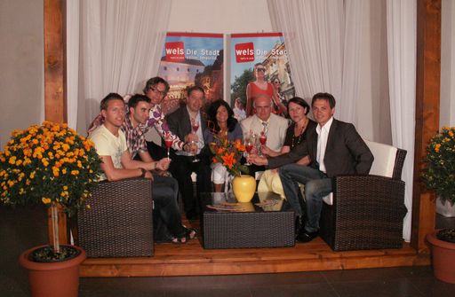 v.l.n.r. Stefan Himmelbauer (Kreuzbeisl), Kurt Kaufmann (Grande Dame), Robert Steinheimer (Glashaus), Helmut Platzer (Obmann Tourismusverband Wels), Astrid Oliva-Wolf (Olivi), Bürgermeister Dr. Koits, Hannah Meyer-Votzi (Programmkino), Peter Jungreithmair (GF Tourismusverband Wels).