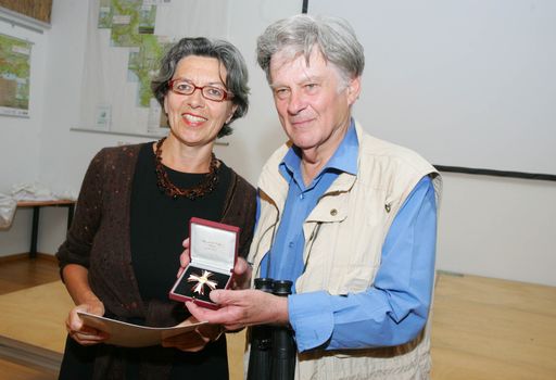 Illmitz - Prof. Antal Festetics erhält vom Wissenschaftsministerium das "Österreichische Ehrenkreuz für Wissenschaft und Kunst 1. Klasse" verliehen, im Bild von l.n.r.: Frau Sektionschefin Dr. Elisabeth Freismuth und Prof. DDr. Antal Festetics
http://pressefotos.at/m.php?g=1&u=68&dir=200905&e=20090525_e&a=event