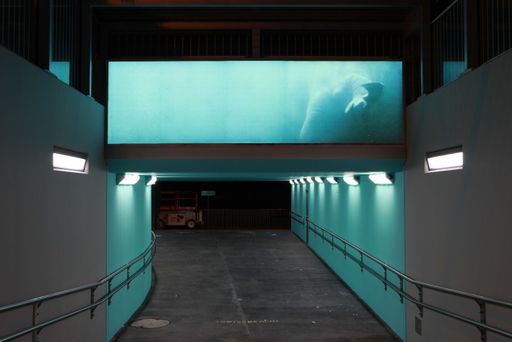 Geleitet vom leuchtenden Türis der Passage führt uns der Weg ans Wasser Ð und wiederum ans Licht.